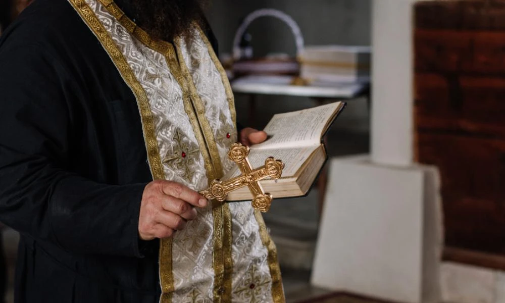 62χρονος ιερέας έπεσε θύμα διαδικτυακής απάτης και του απέσπασαν 2.800 ευρώ!
